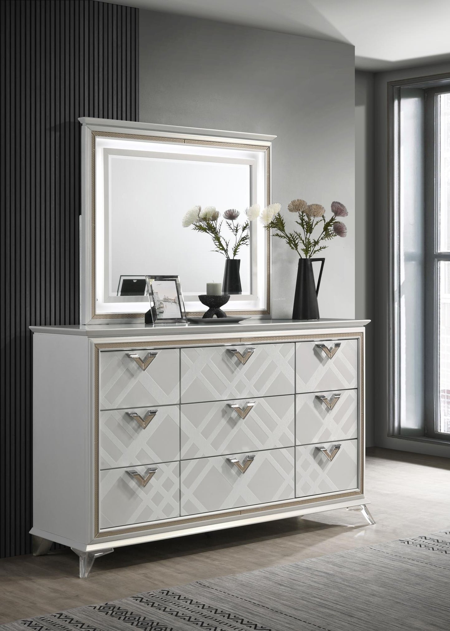 B026-QDMCN	QUEEN BED FRAME - DRESSER - MIRROR - CHEST - NIGHTSTAND