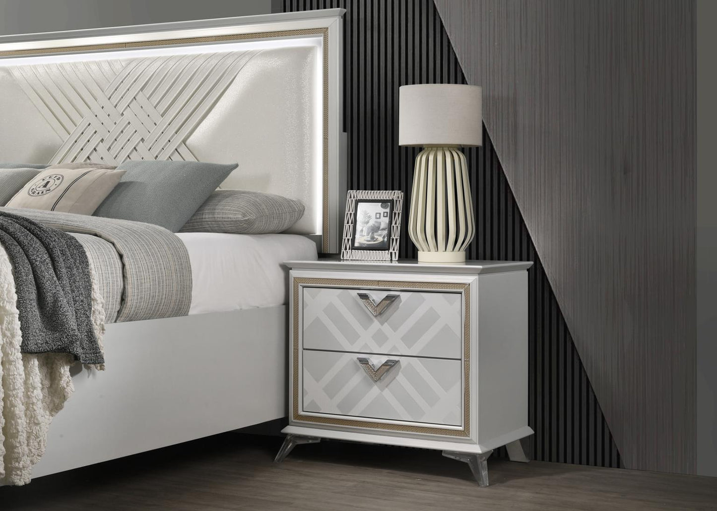 B026-QDMCN	QUEEN BED FRAME - DRESSER - MIRROR - CHEST - NIGHTSTAND